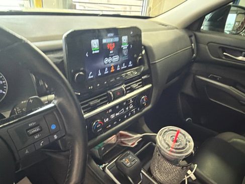 Used 2022 Nissan Pathfinder SL AWD/4WD image 4