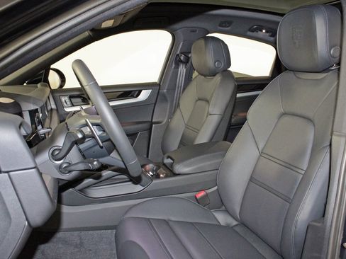 Used 2025 Porsche Cayenne Coupe image 5