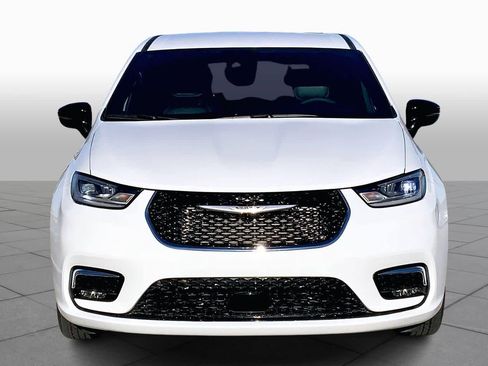 Used 2025 Chrysler Pacifica Select image 3