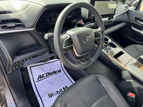 Used 2025 Toyota Sienna Platinum image 15