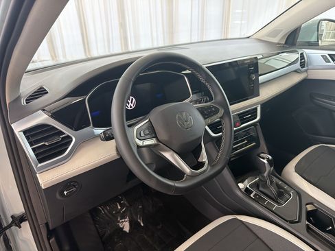 New 2026 Volkswagen Taos SE FWD image 4