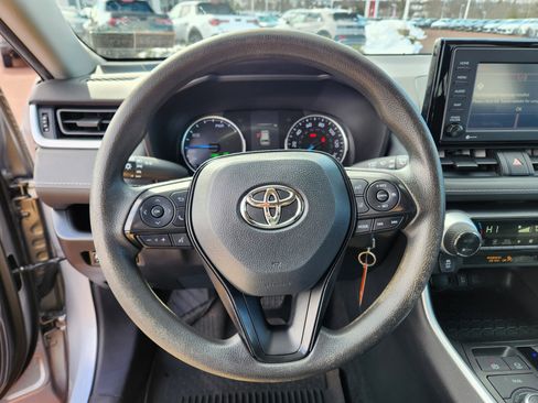 Used 2021 Toyota RAV4 LE image 18