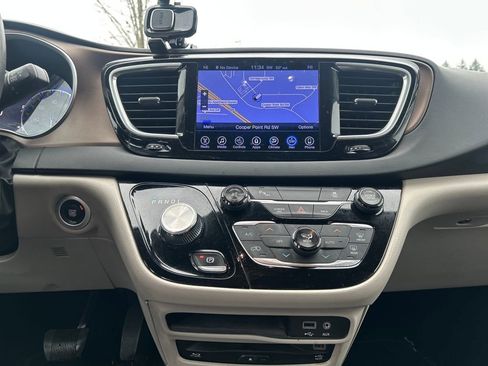 Used 2017 Chrysler Pacifica Touring-L Plus image 22