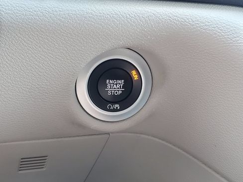 Used 2024 Chrysler Pacifica Touring-L FWD image 17
