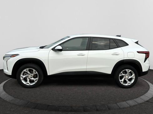 Used 2024 Chevrolet Trax LS w/ LS Convenience Package FWD image 1