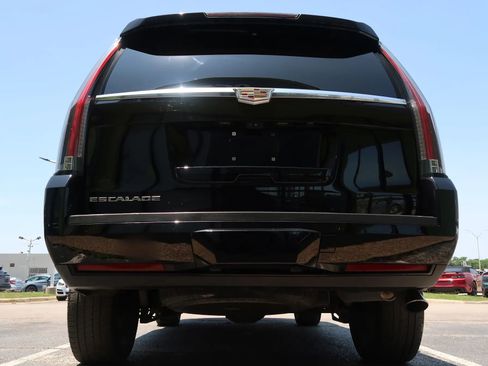 Used 2018 Cadillac Escalade Luxury image 10