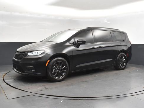 Used 2022 Chrysler Pacifica Touring-L w/ S Appearance Package image 3