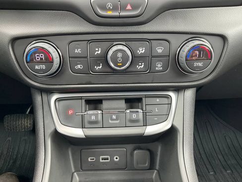Certified 2022 GMC Terrain SLE w/ Driver Convenience Package AWD/4WD image 9