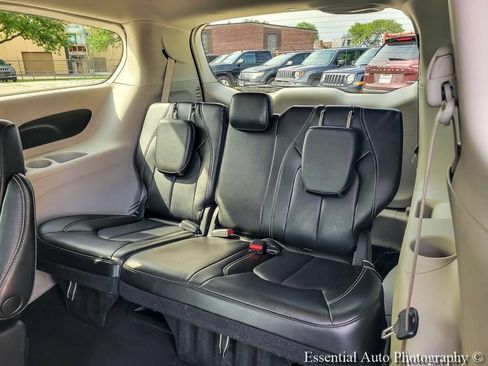 Used 2023 Chrysler Pacifica Touring-L FWD image 18