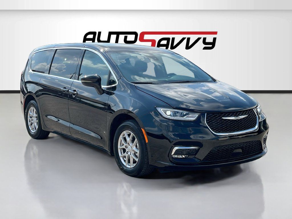 Used 2026 Chrysler Pacifica Select FWD image 1