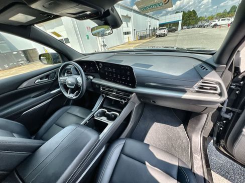 Used 2025 Chevrolet Traverse LT image 28