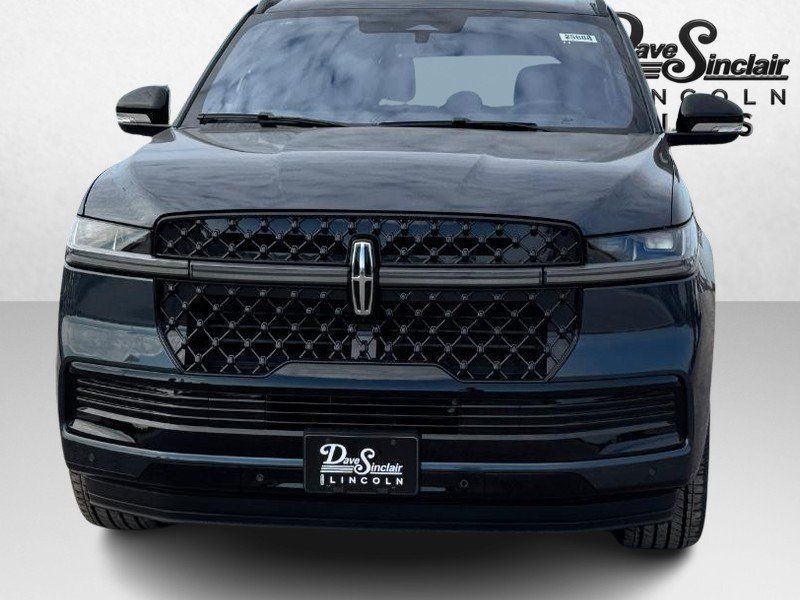 Used 2025 Lincoln Navigator Reserve w/ Jet Appearance Package AWD/4WD image 2