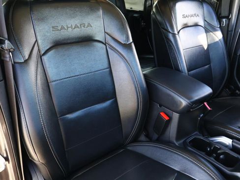 Used 2022 Jeep Wrangler Unlimited Sahara w/ Cold Weather Group image 17