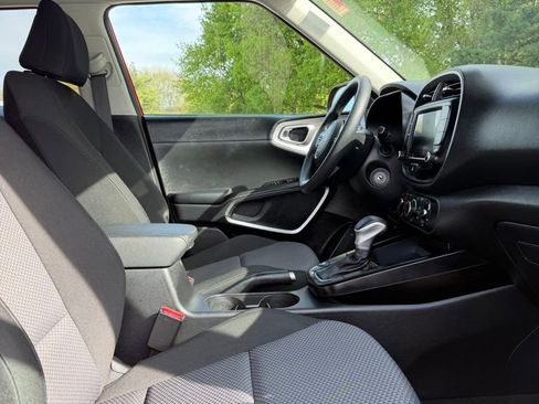 Used 2023 Kia Soul LX w/ LX Technology Package FWD image 9