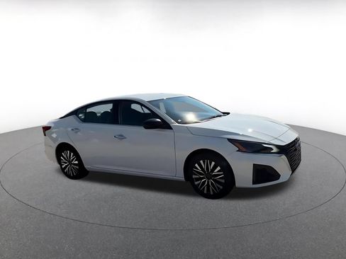 Used 2025 Nissan Altima 2.5 SV FWD image 2