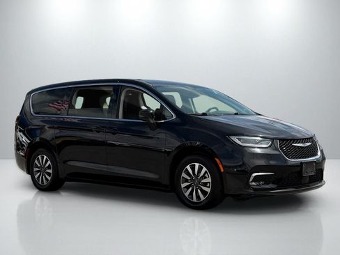 Used 2023 Chrysler Pacifica Touring-L FWD image 13