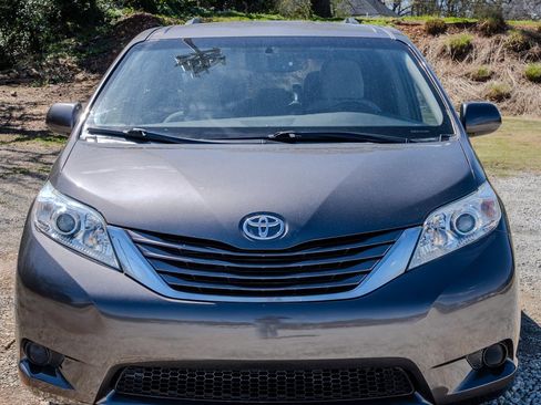 Used 2015 Toyota Sienna LE image 8