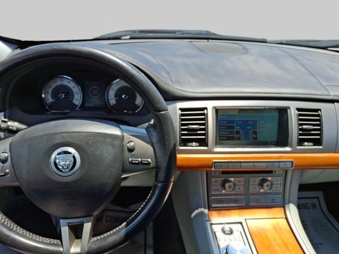 Used 2010 Jaguar XF Luxury RWD image 10
