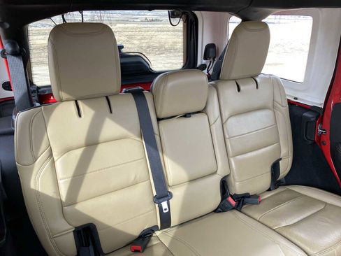 Certified 2019 Jeep Wrangler Unlimited Sahara AWD/4WD image 34