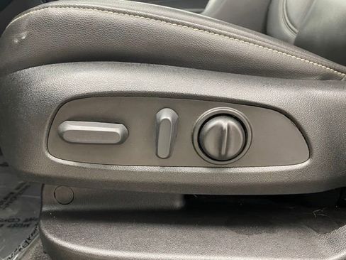 Used 2023 Chevrolet Traverse LT image 9