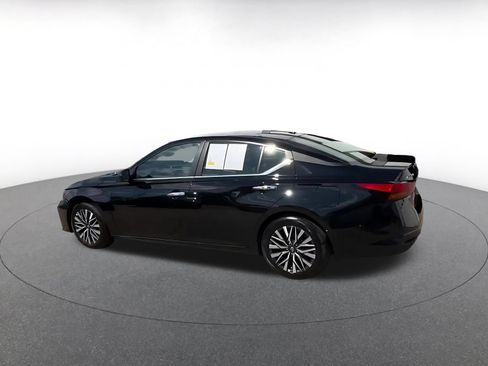 Used 2025 Nissan Altima 2.5 SV FWD image 9