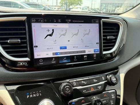 Used 2023 Chrysler Pacifica Touring-L FWD image 17