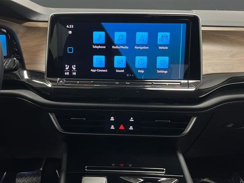 Used 2025 Volkswagen Atlas SE image 12