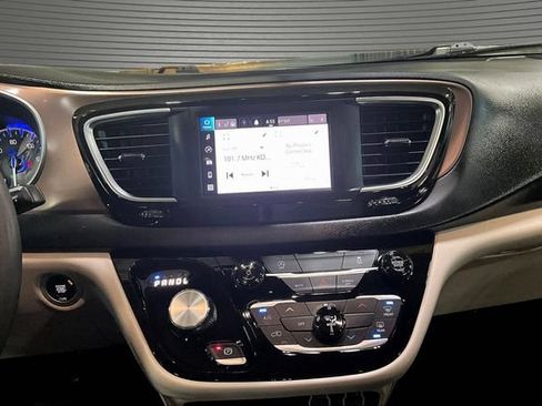 Used 2023 Chrysler Voyager LX FWD image 9