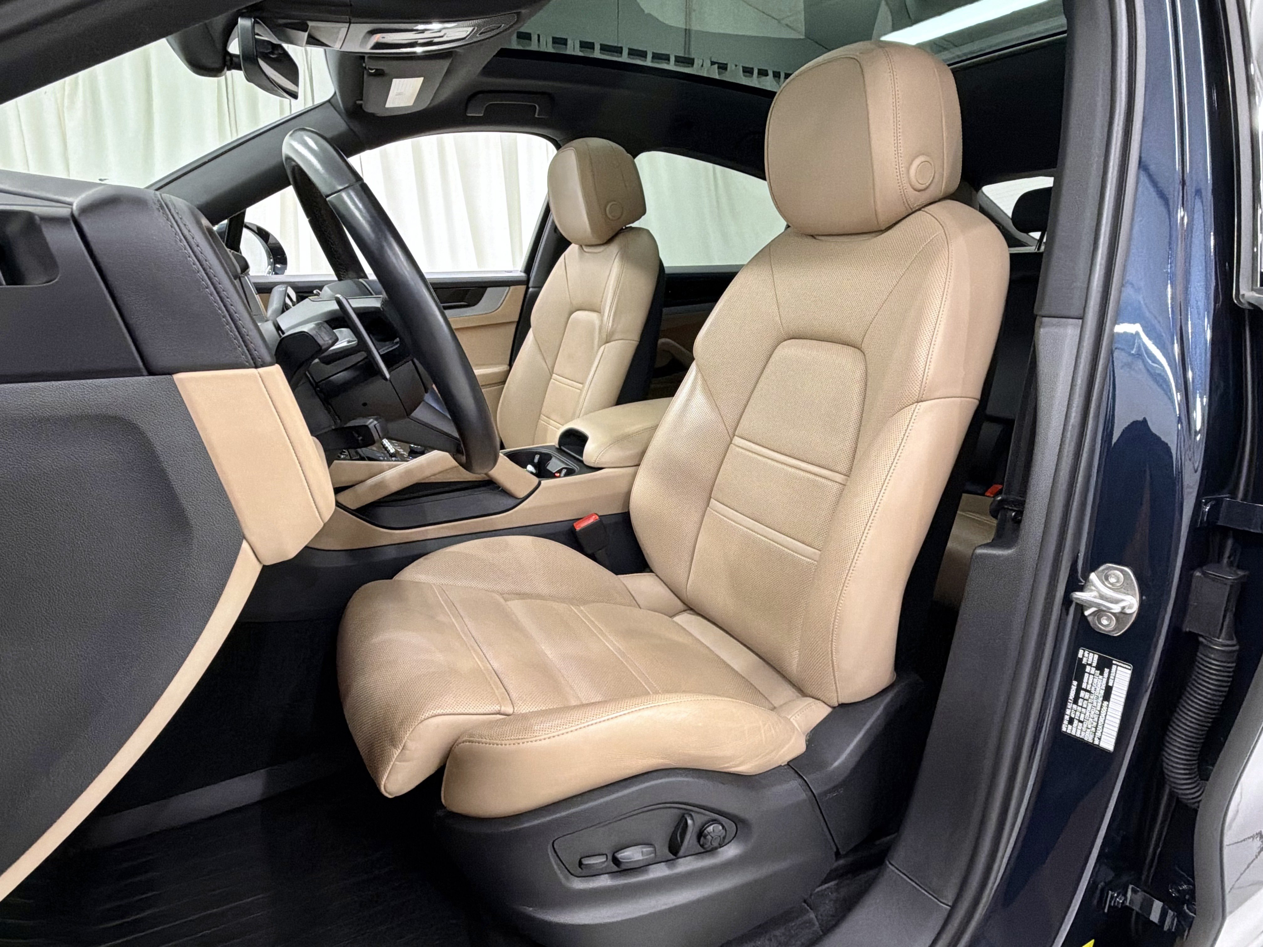 Certified 2024 Porsche Cayenne Coupe AWD/4WD image 30