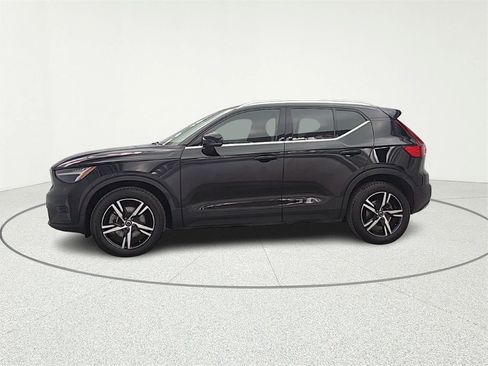 Used 2023 Volvo XC40 B5 Plus image 4
