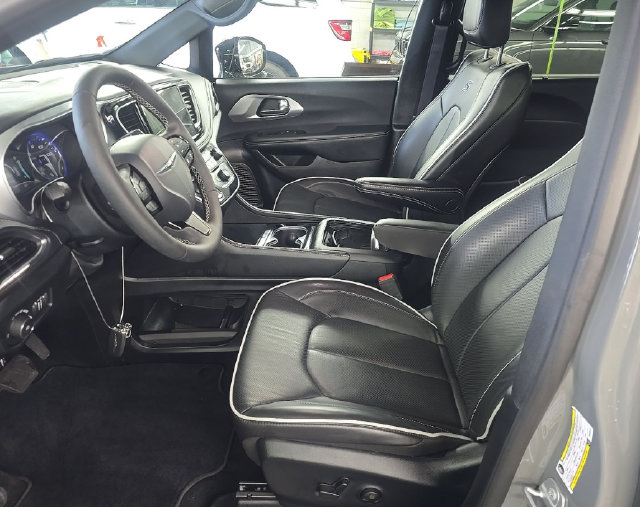 Used 2025 Chrysler Pacifica Limited w/ Trailer Tow Group FWD image 3