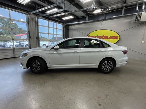Used 2019 Volkswagen Jetta SE FWD image 2