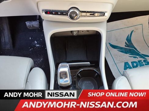 Used 2023 Volvo XC40 B5 Plus image 18