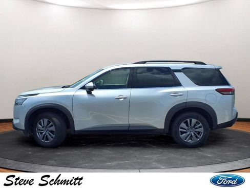 Used 2024 Nissan Pathfinder SV FWD image 2
