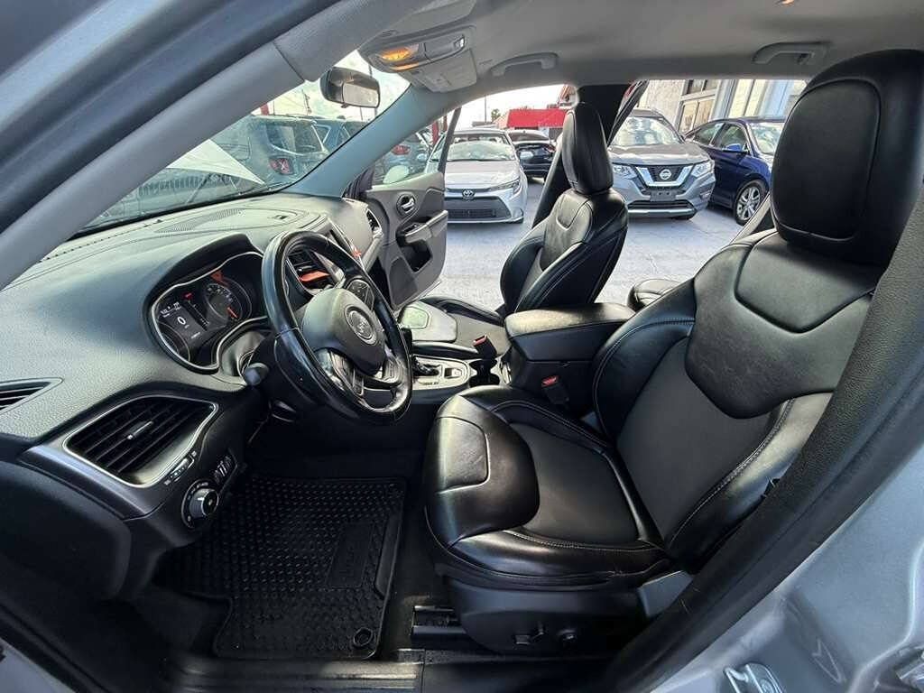 Used 2019 Jeep Cherokee Latitude Plus w/ Cold Weather Group AWD/4WD image 17