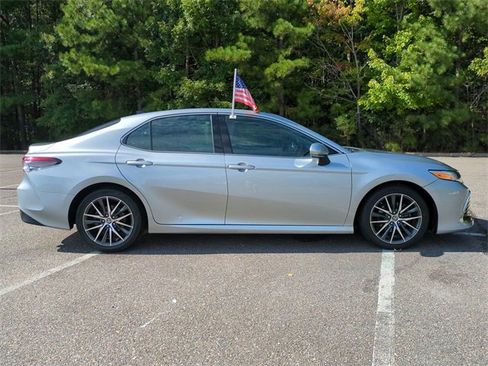 Used 2023 Toyota Camry XLE image 3