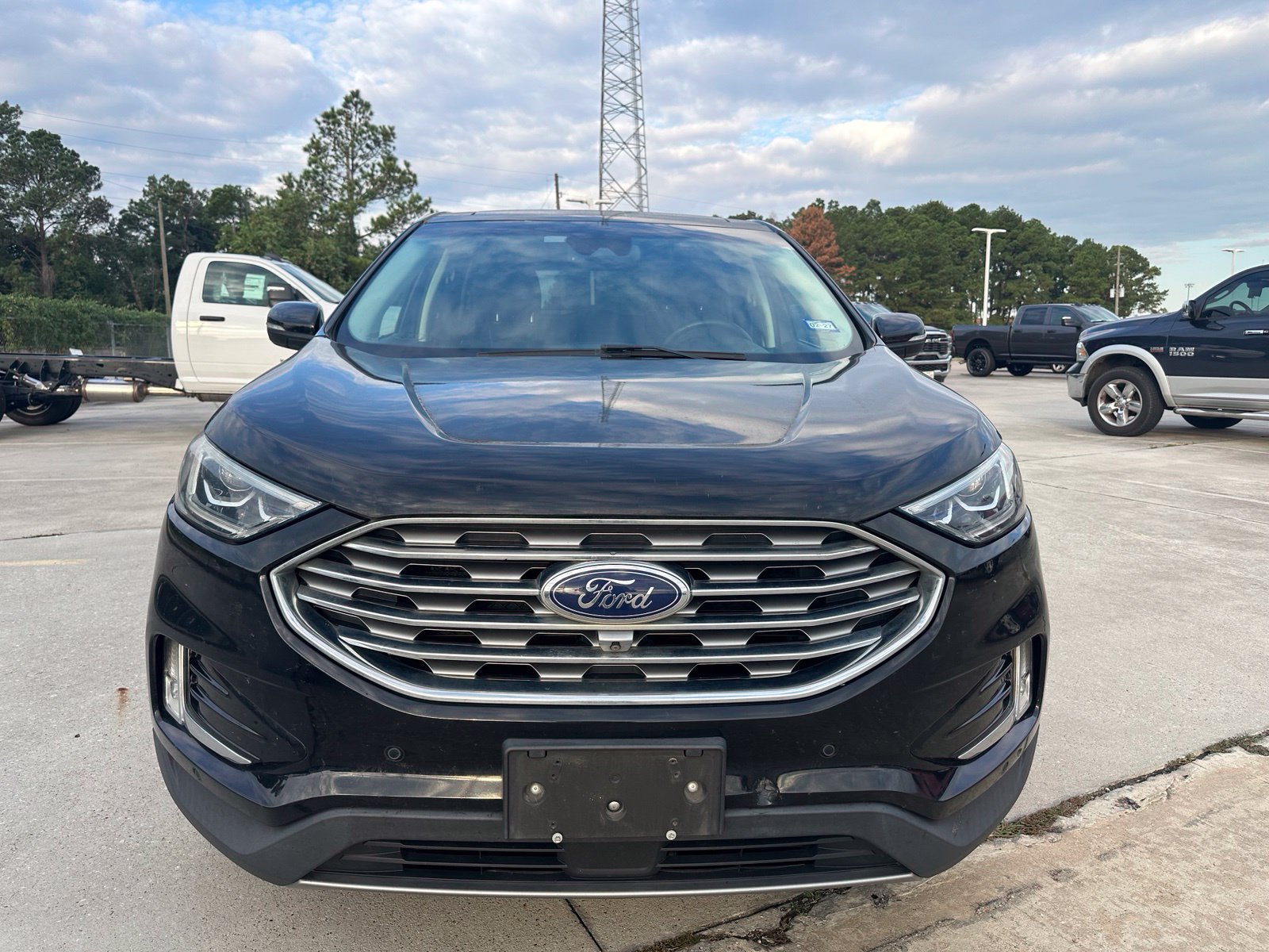 Used 2019 Ford Edge Titanium w/ Equipment Group 301A FWD image 2