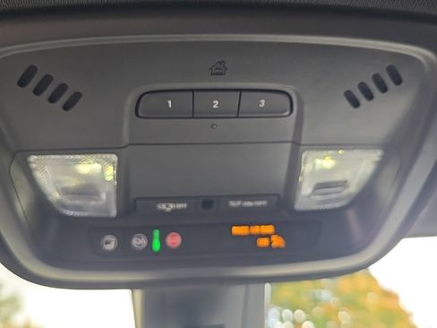 Used 2023 Chevrolet Traverse LT image 27