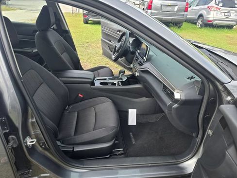 Used 2024 Nissan Altima 2.5 SV FWD image 35