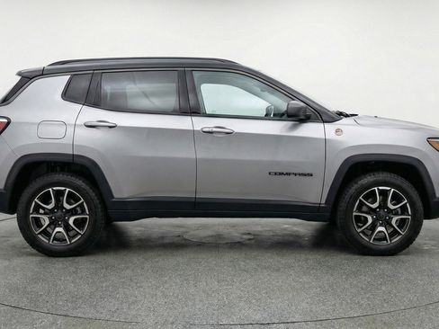 Used 2025 Jeep Compass Trailhawk AWD/4WD image 11
