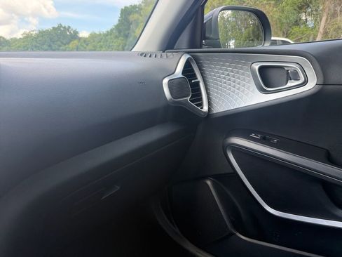 Used 2025 Kia Soul LX w/ LX Technology Package FWD image 24