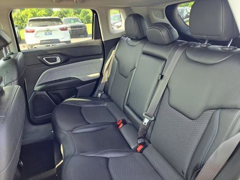 Used 2022 Jeep Compass Latitude image 19