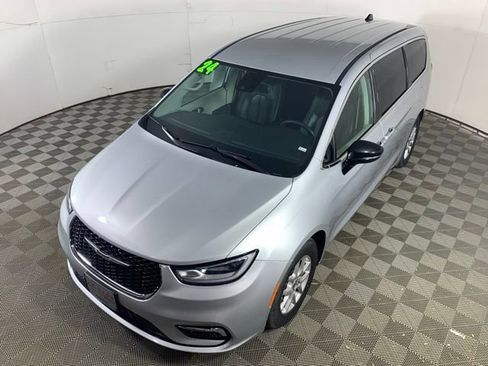 Used 2024 Chrysler Pacifica Touring-L FWD image 18
