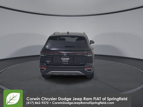 Used 2025 Volkswagen Taos SE AWD/4WD image 13