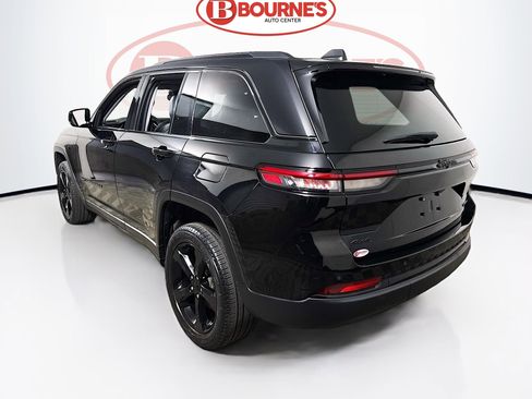 Used 2024 Jeep Grand Cherokee Limited w/ Black Appearance Package AWD/4WD image 9
