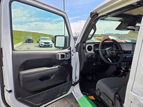 New 2026 Jeep Gladiator Sport AWD/4WD image 10