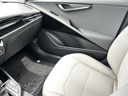 New 2025 Kia Niro EX Touring image 13