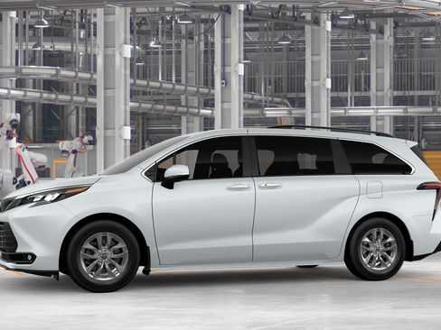 New 2026 Toyota Sienna XLE FWD image 5