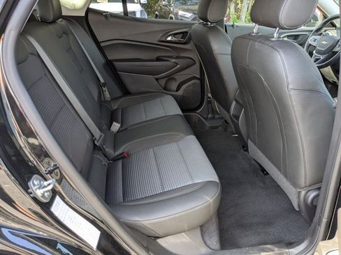 Used 2025 Chevrolet Trax LT w/ LT Convenience Package image 28