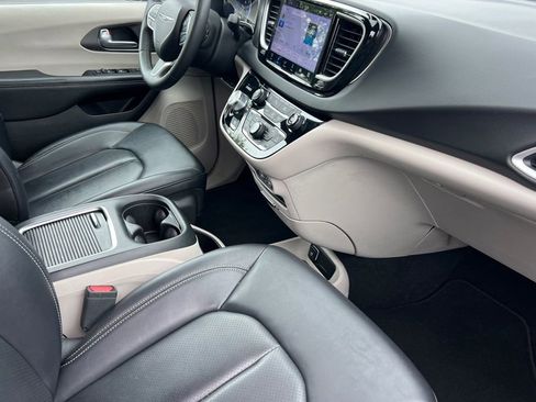 Used 2024 Chrysler Pacifica Touring-L FWD image 24